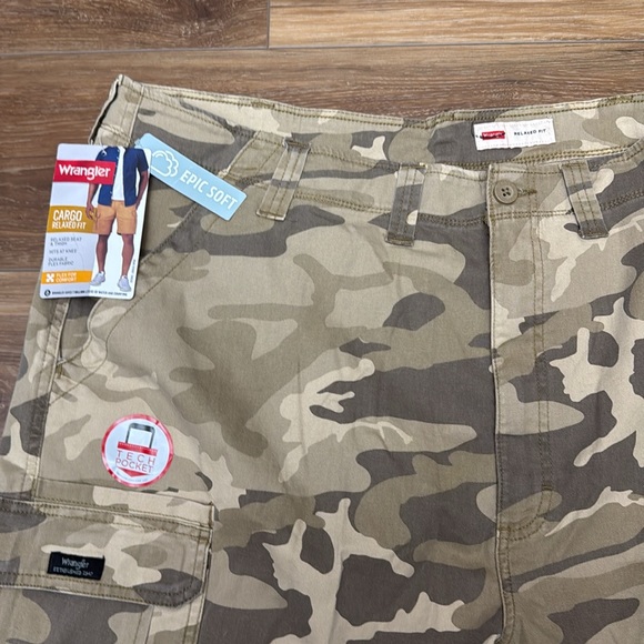 Wrangler cargo shorts. - Picture 2 of 3